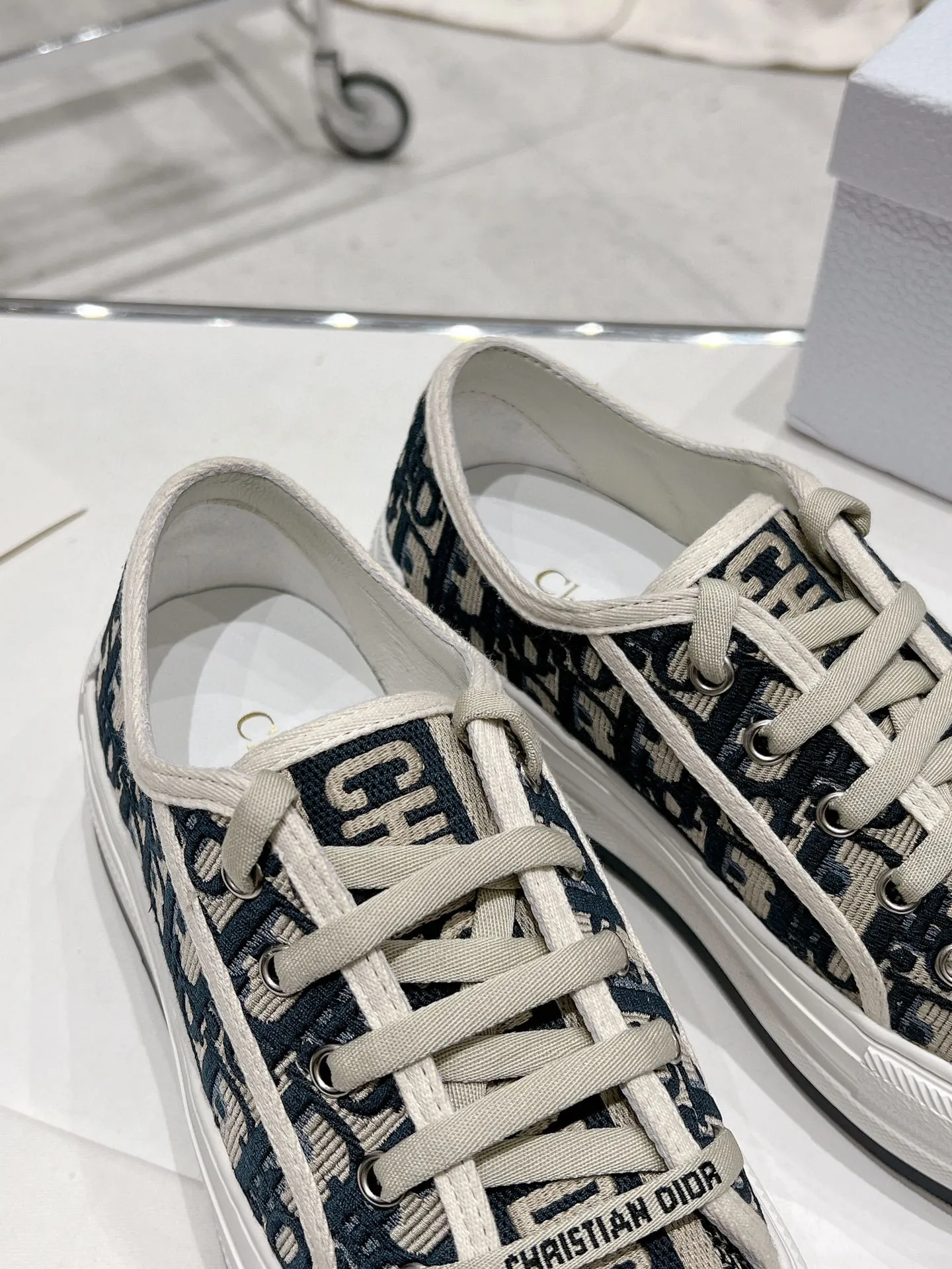 👟👟Ex-factory price 520👟👟 Women's Shoes Women's Clothing Women's Shoes Women's Clothing Women's Shoes Women's Clothing Women's Shoes Factory Dior Dior Walk'n Series Presbyopia Embroidery Thick-soled Canvas Shoes Casual Sports Shoes Original Purchase Development Production This Walk'n'Dior thick-soled sneaker is a fashionable item that enhances the style of the series. Oblique printed cotton embroidered upper with comfortable platform sole, tongue and Christian Dior 👟👟 ex-factory aris signature laces. Can add fashionable temperament to all kinds of casual looks ▪️Fabric: Original customized imported Oblique printed embroidery ▪️Inner lining: Imported soft sheepskin lining ▪️Outsole: Original exclusive molded T👟👟Factory price U material ▪️Sole thickness: 4.5CM ▪️Size: Women's 35-40